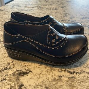 L’Artiste Spring Step Burbank Black Closed Back Clog